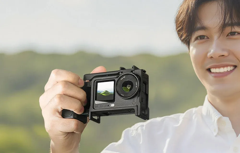 Ramka z uchwytem Sunnylife do DJI Osmo Action 6 podczas nagrywania z ręki