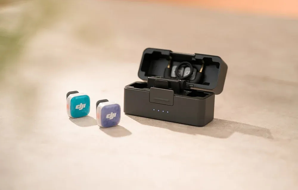 Otwarte etui ładujące DJI Mic Mini 2S